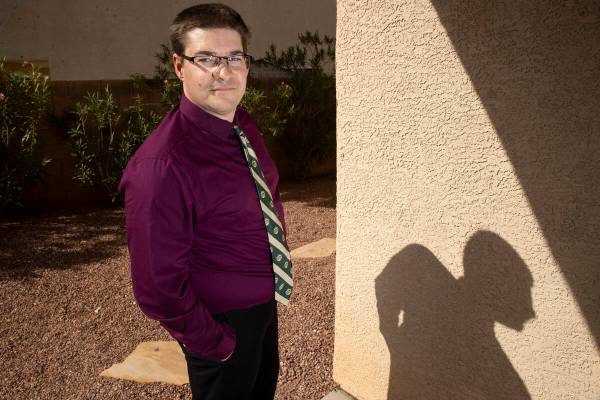 Chris Astrella, que solicitó trabajo en Las Vegas durante diez meses, posa para un retrato en ...