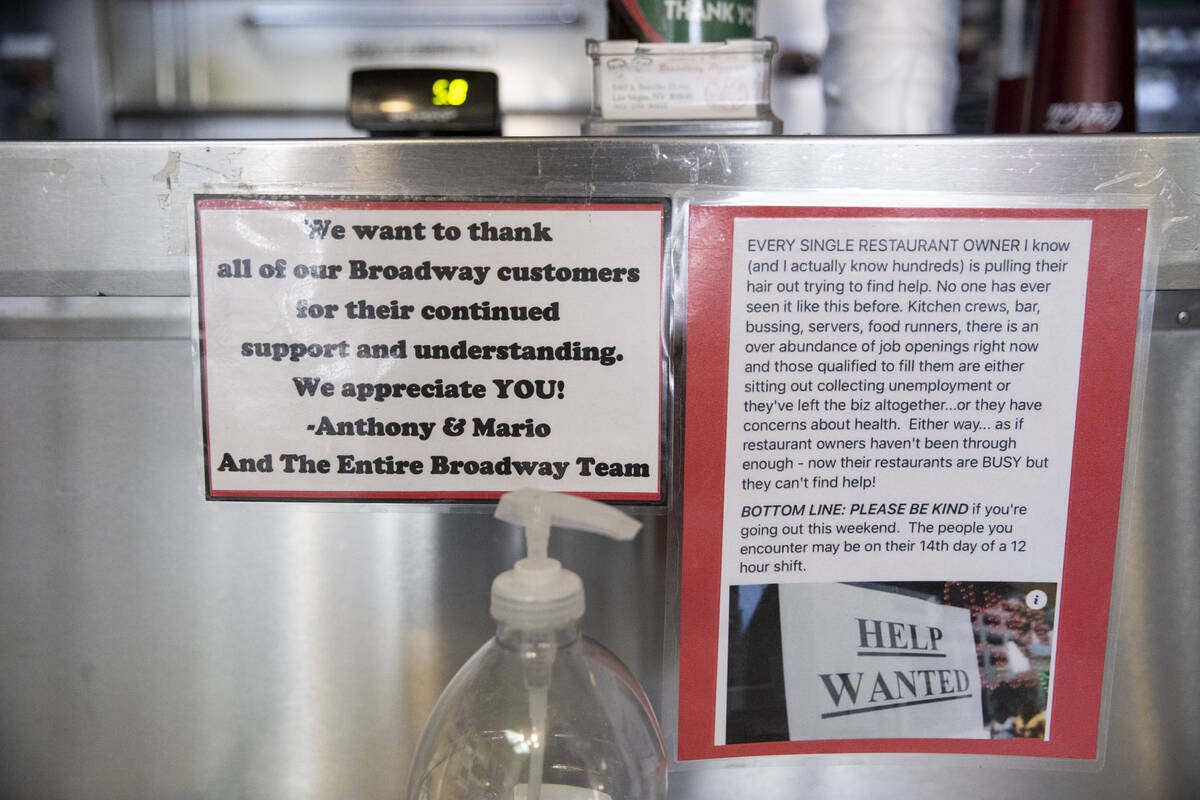 Un cartel de "se busca ayuda" se muestra en el mostrador delantero de Broadway Pizza en Las Veg ...