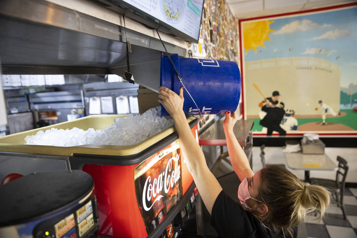 La cajera Bryte Kiser rellena hielo en la máquina de refrescos de Broadway Pizza en Las Vegas, ...