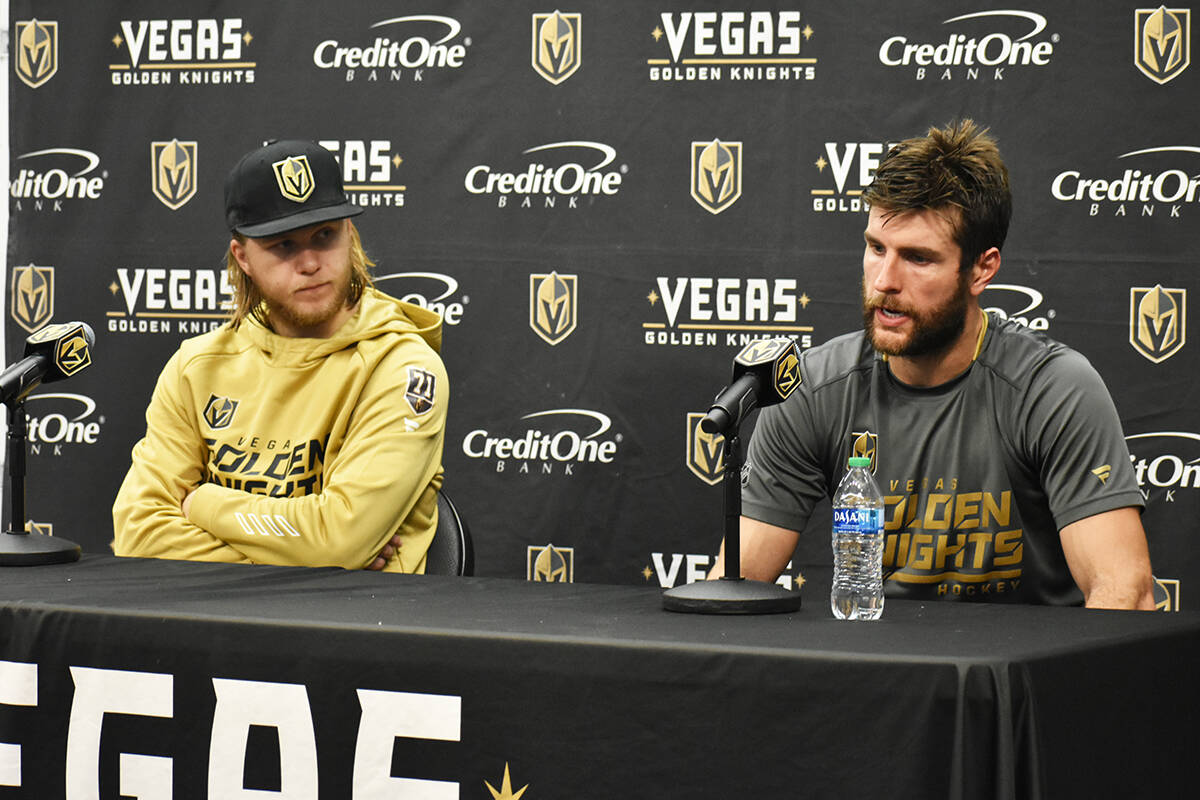 Los jugadores de Vegas Golden Knights, William Karlsson (izquierda) y Alex Pietrangelo, atiende ...