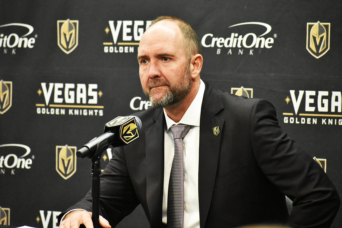 El entrenador de Vegas Golden Knights, Peter DeBoer, habla ante los medios de comunicación des ...