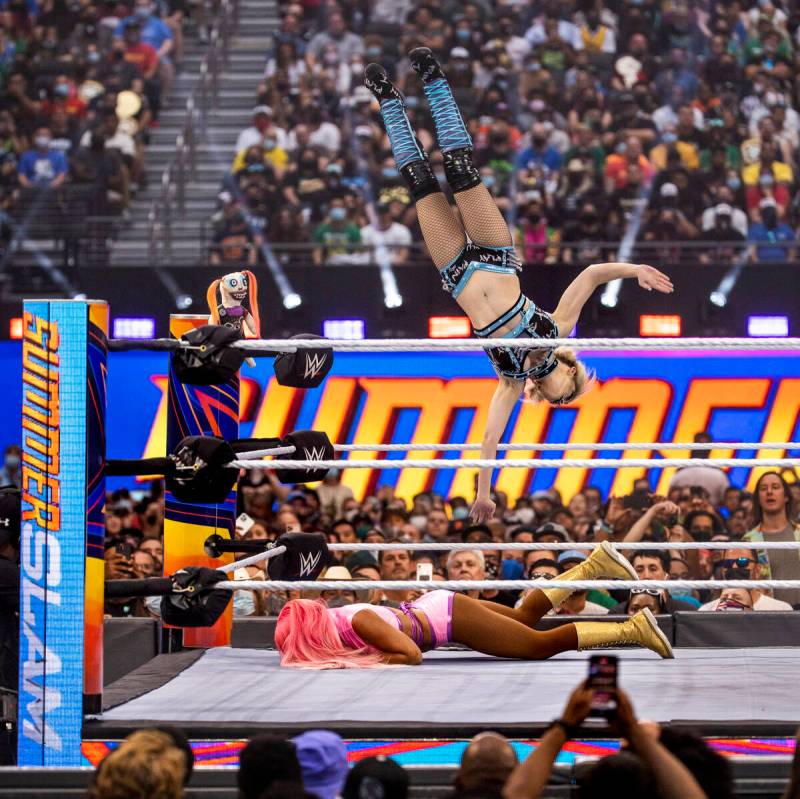 Alexa Bliss se lanza desde la cuerda superior sobre Eva Marie en su combate durante WWE SummerS ...