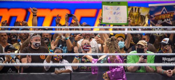Dewdrop saluda a los fans después de que Alexa Bliss luchara contra Eva Marie durante WWE Summ ...