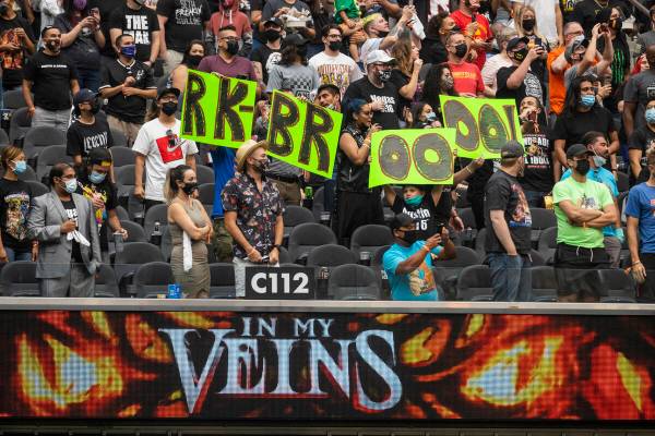 Los fans animan a Randy Orton & Riddle mientras se enfrentan a AJ Styles & Omos en su combate p ...