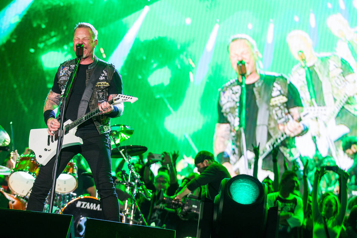 James Hetfield de Metallica toca en el escenario principal durante el festival de música Rock ...