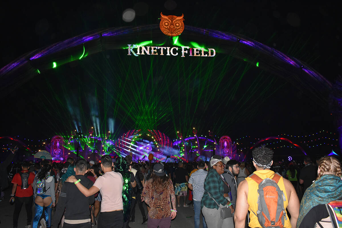 El imponente escenario “kineticField”, en EDC Las Vegas, ofreció la presentación de disti ...