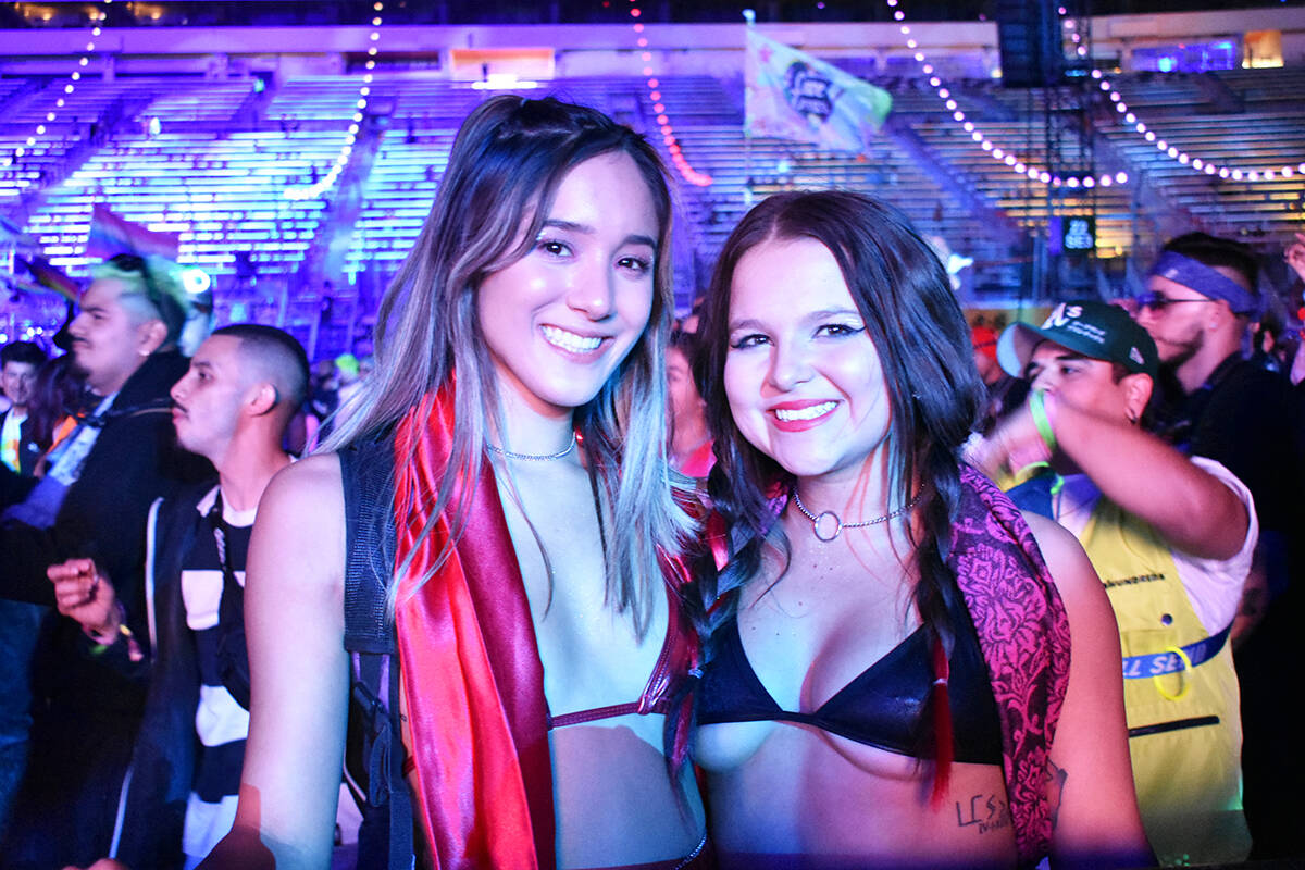 Dionna López y Madison Mackin disfrutaron de la segunda noche de EDC Las Vegas 2021. Sábado 2 ...