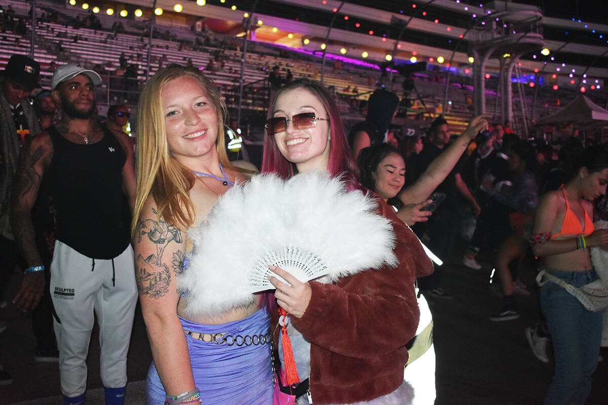 Grace Martín (izquierda) y su amiga disfrutaron de la segunda noche de EDC Las Vegas 2021. Sá ...