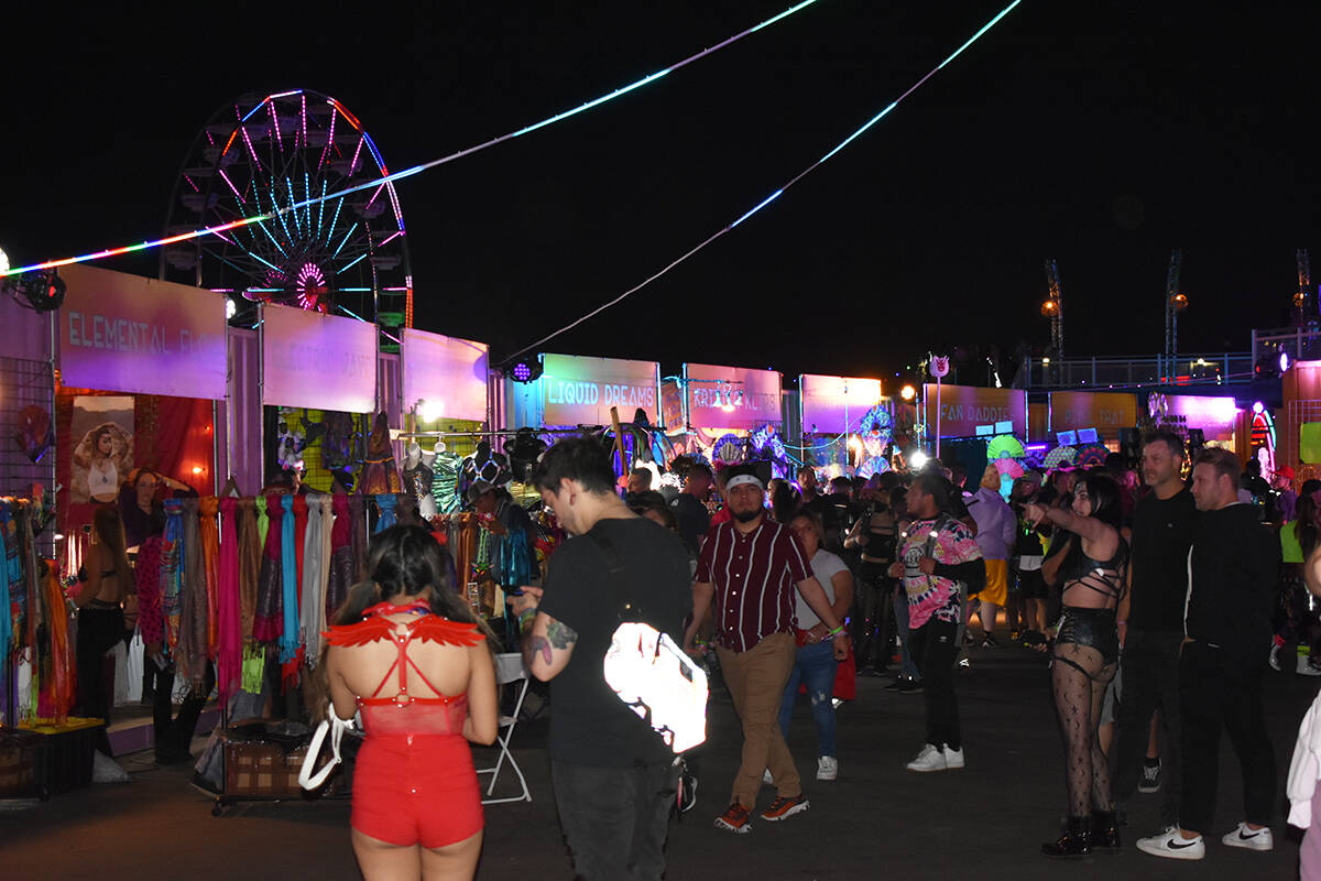 EDC Las Vegas ofreció diversas atracciones, lugares de venta de artículos, e instalaciones de ...