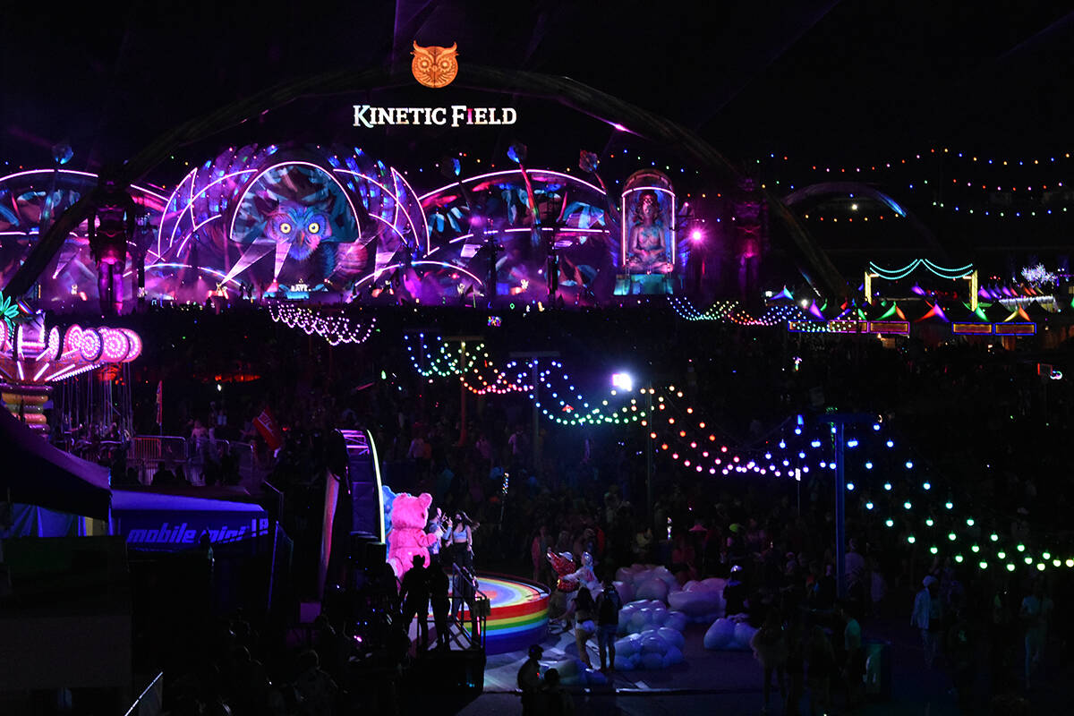 El imponente escenario “kineticField”, en EDC Las Vegas, ofreció la presentación de disti ...