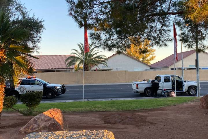 La policía de Las Vegas procesa un vehículo en East Harmon Avenue a primera hora del martes. ...