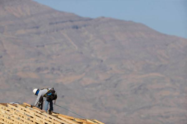 Casas en construcción en Skye Canyon Master Planned Community en Las Vegas, el viernes 27 de a ...