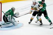 El portero de los Dallas Stars, Anton Khudobin (35), bloquea un disparo mientras el ala derecha ...