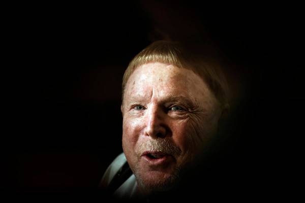 Mark Davis, propietario de los Raiders de Las Vegas, habla con los periodistas al salir de la r ...
