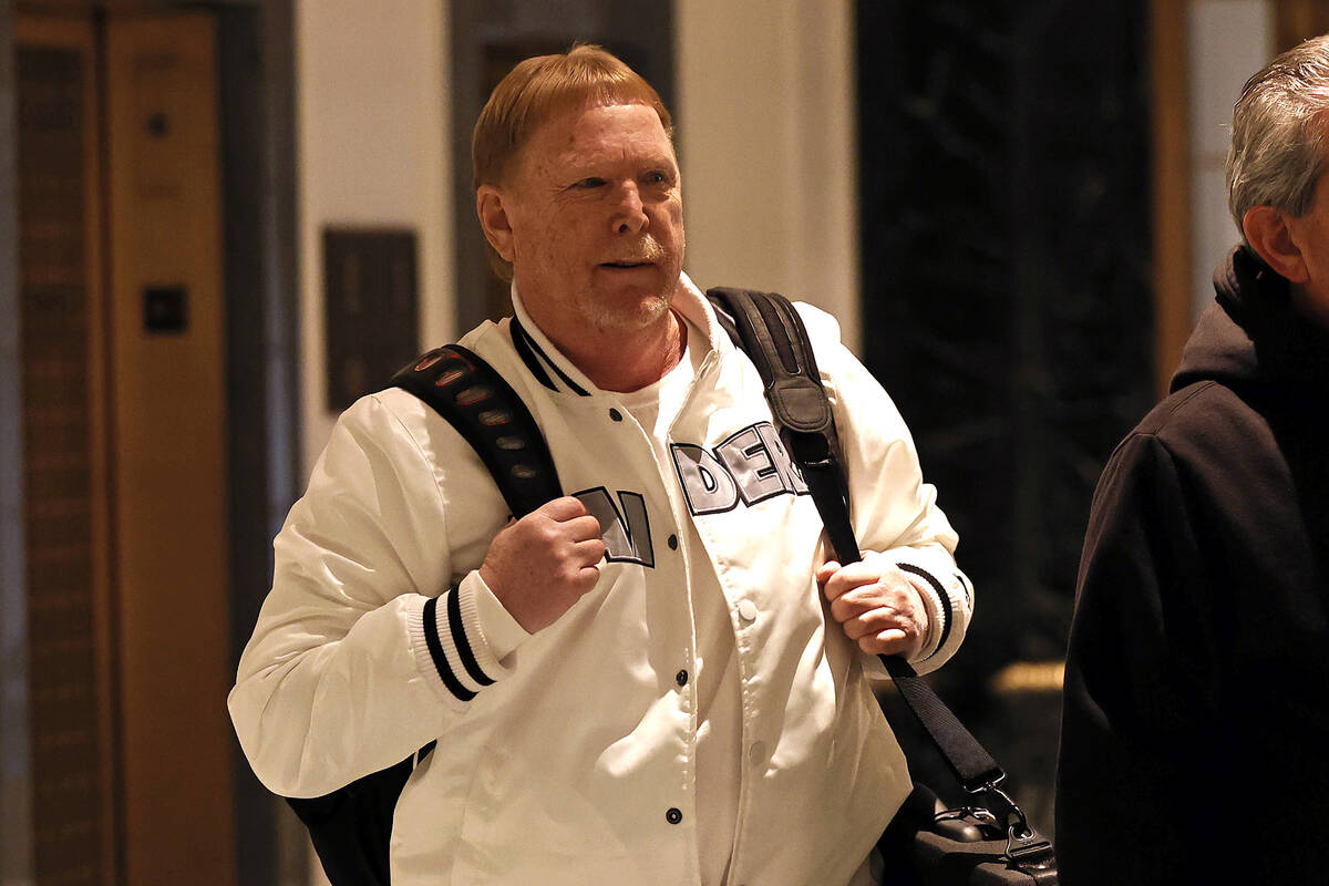 Mark Davis, propietario de los Raiders de Las Vegas, sale de la reunión de propietarios de la ...