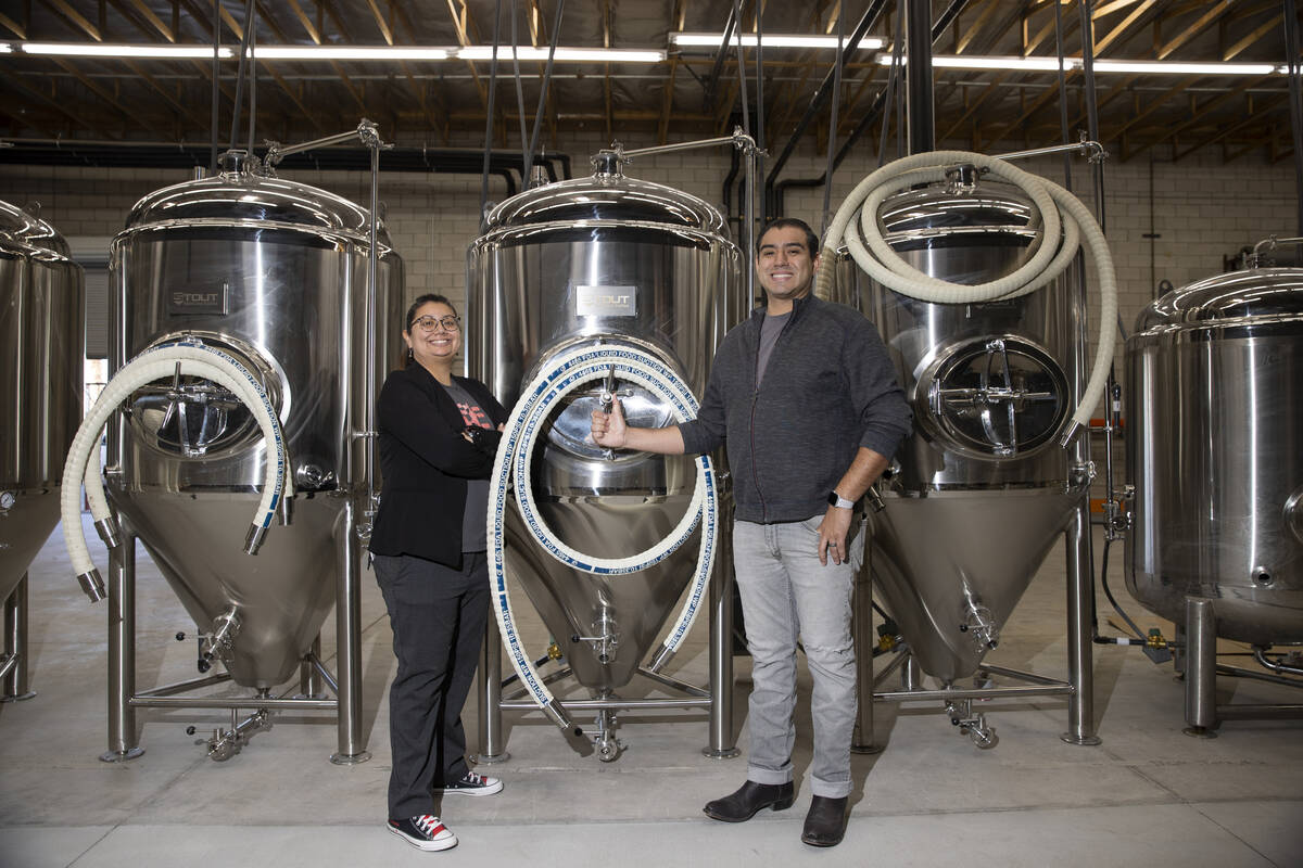 Amanda Payan, a la izquierda, y su hermano, Matt, copropietarios de North 5th Brewing Co., posa ...