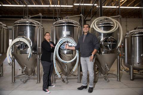 Amanda Payan, a la izquierda, y su hermano, Matt, copropietarios de North 5th Brewing Co., posa ...