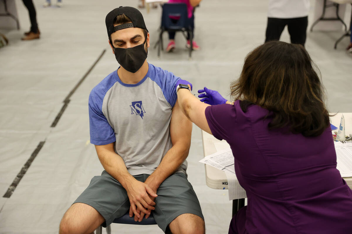 Keenan Laffoon de Las Vegas recibe la vacuna contra COVID-19 durante una clínica de vacunació ...