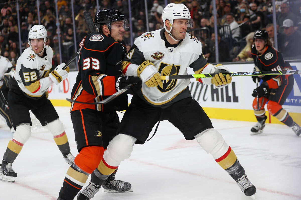 El ala derecha de Anaheim Ducks, Jakob Silfverberg (33), se enfrenta al defensa de Vegas Golden ...