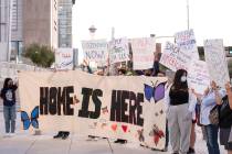 Decenas de activistas y miembros de la comunidad migrante se manifiestan en las inmediaciones d ...