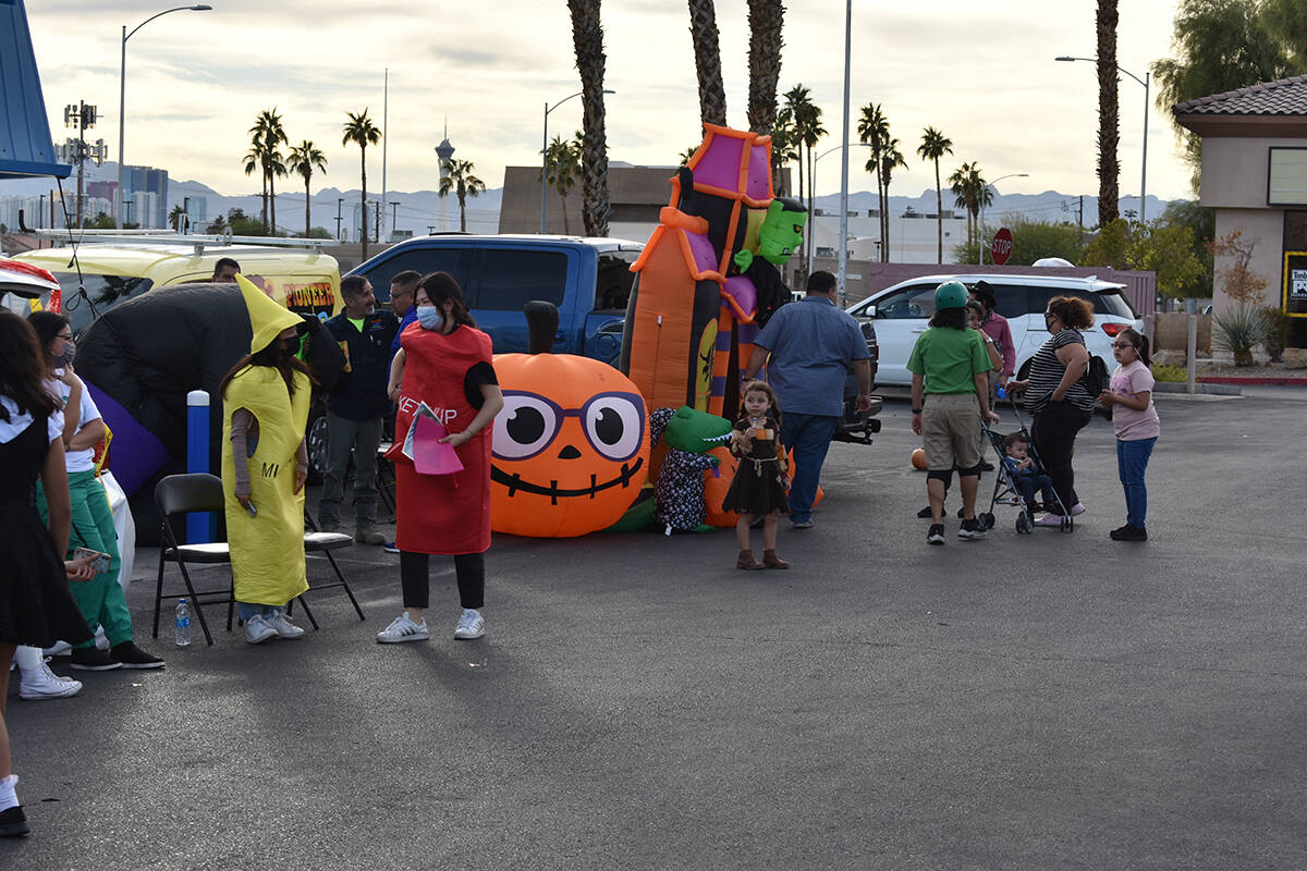 Decenas de personas asisten a una celebración de Halloween que Make The Road Nevada realizó p ...