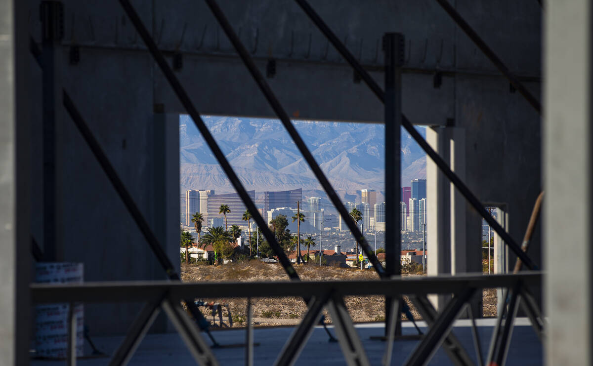 Una vista del Strip de Las Vegas mientras la construcción del segundo edificio del Reality Bas ...