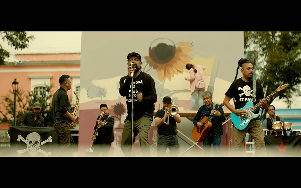 Imagen de un video musical del nuevo disco de Panteón Rococó, “Ofrenda”, el cual brinda u ...