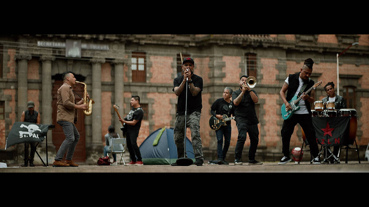 Imagen de un video musical del nuevo disco de Panteón Rococó, “Ofrenda”, el cual brinda u ...