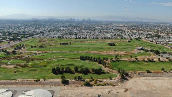 Vista aérea del Royal Links Golf Club entre East Desert Inn Road y East Vegas Valley Drive, el ...