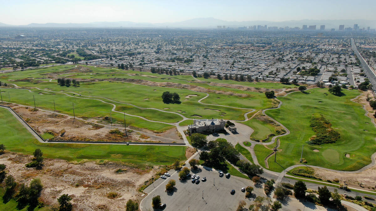 Vista aérea del Royal Links Golf Club entre East Desert Inn Road y East Vegas Valley Drive, el ...