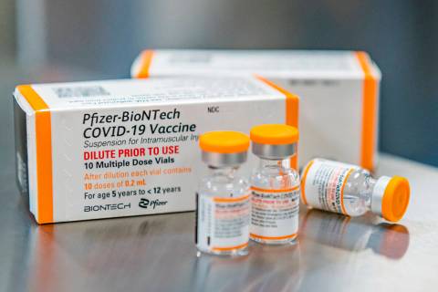ARCHIVO - Esta foto de octubre de 2021 proporcionada por Pfizer muestra dosis de vacuna COVID-1 ...
