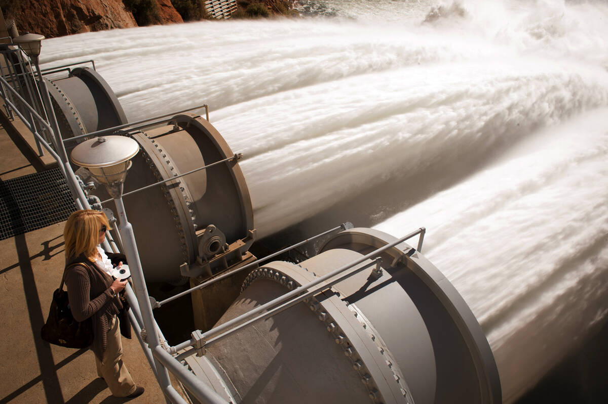 En esta foto facilitada por la Bureau of Reclamation, el agua corre desde la presa de Glen Cany ...