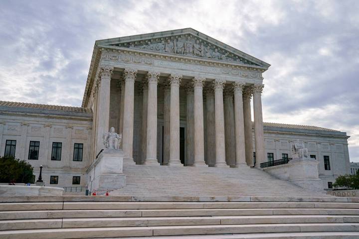 La Corte Suprema es vista el primer día del nuevo mandato, en Washington, el lunes 4 de octubr ...