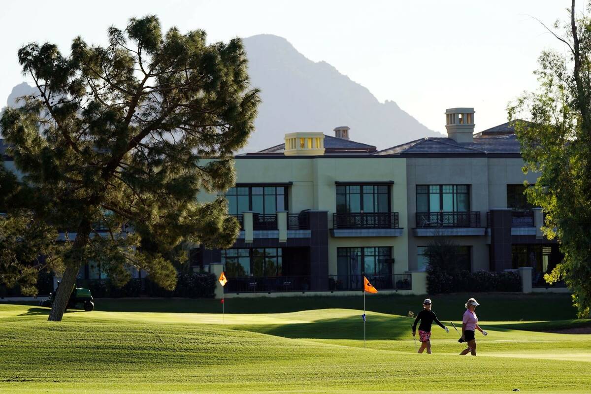 Los jugadores de golf del complejo Arizona Biltmore salen de un green el miércoles 27 de octub ...