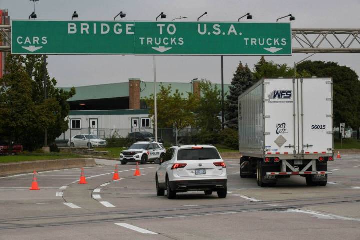 El tráfico avanza hacia un coche de policía junto al paso fronterizo del puente Ambassador en ...