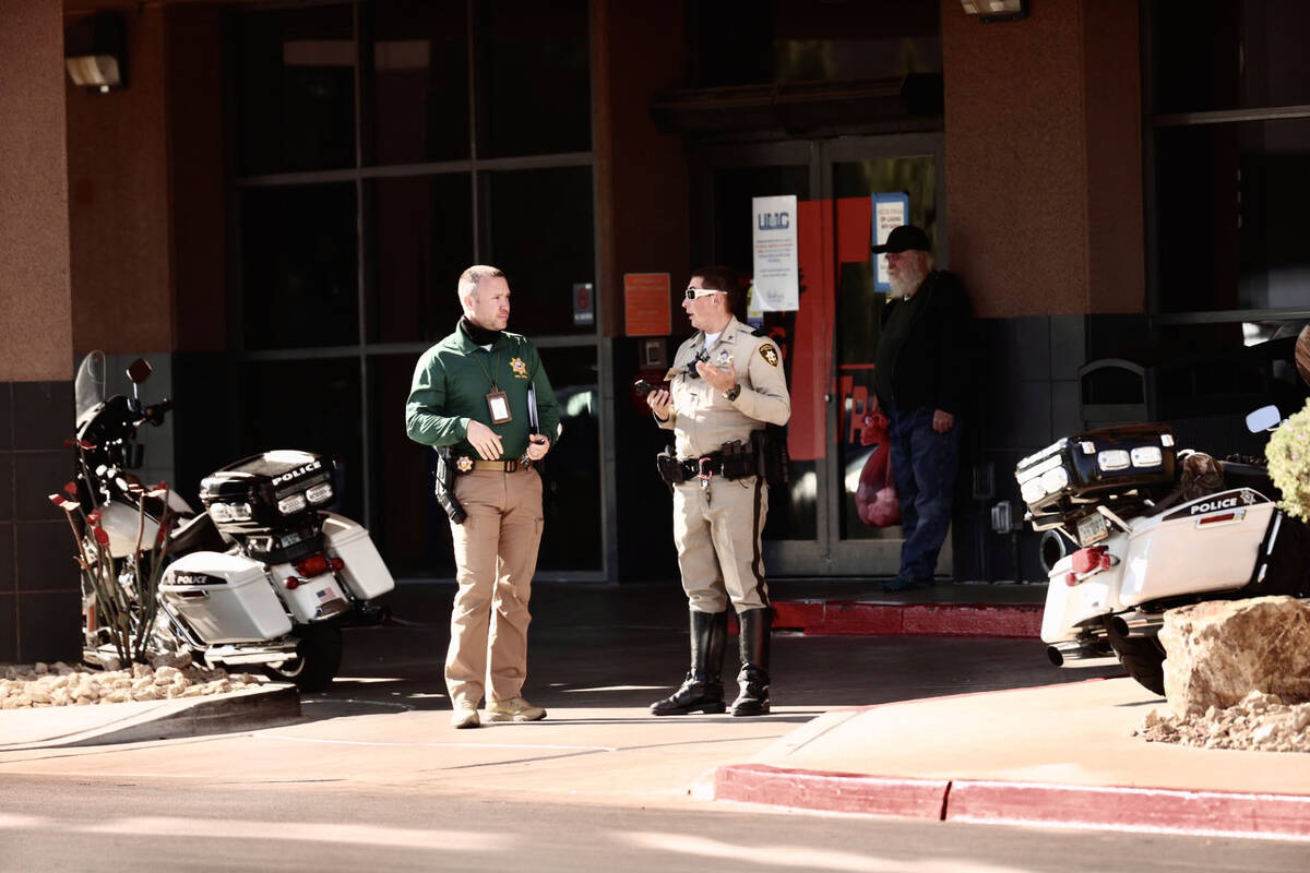 La policía metropolitana de Las Vegas fuera del University Medical Center el martes 2 de novie ...