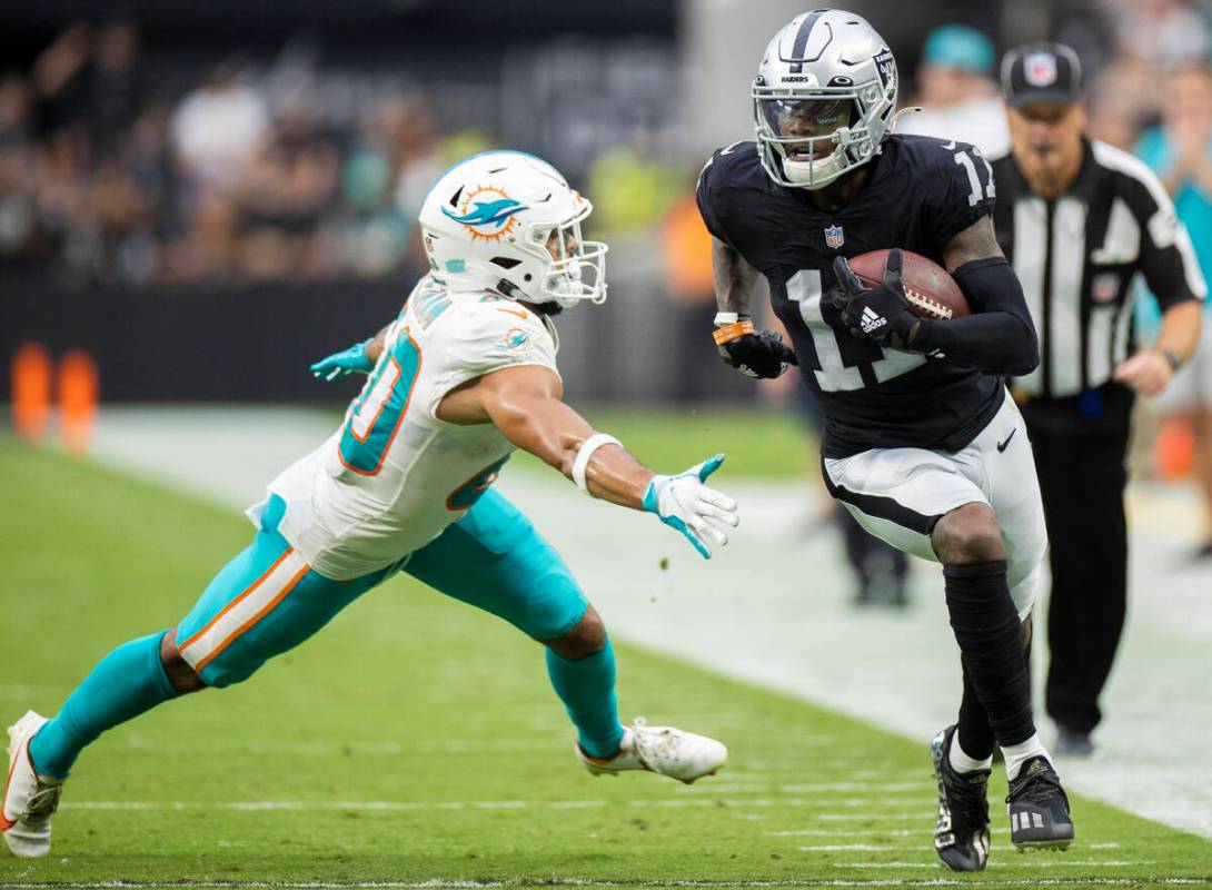 El wide receiver de los Raiders de Las Vegas, Henry Ruggs III (11), se desplaza por la línea l ...