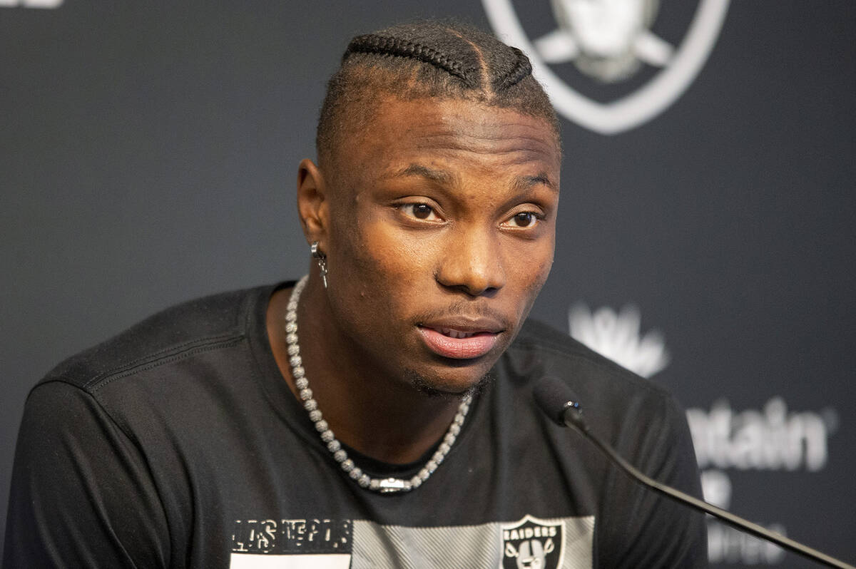 El wide receiver de los Raiders, Henry Ruggs III, responde a preguntas durante una conferencia ...