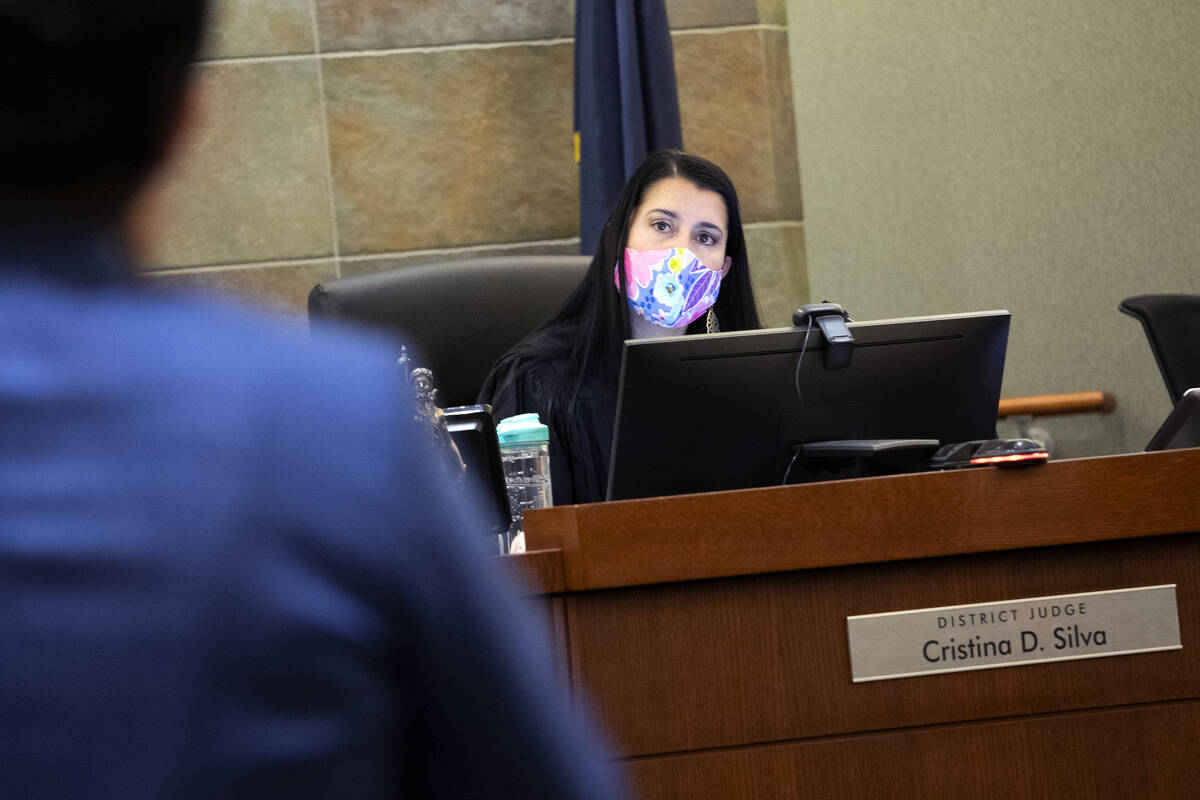 En esta foto de archivo del 15 de octubre de 2021, la jueza Christina Silva escucha al fiscal a ...