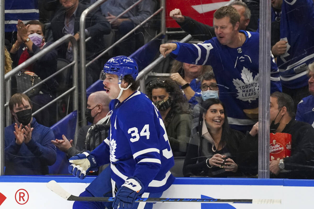 El delantero de los Toronto Maple Leafs Auston Matthews (34) celebra su gol contra los Vegas Go ...