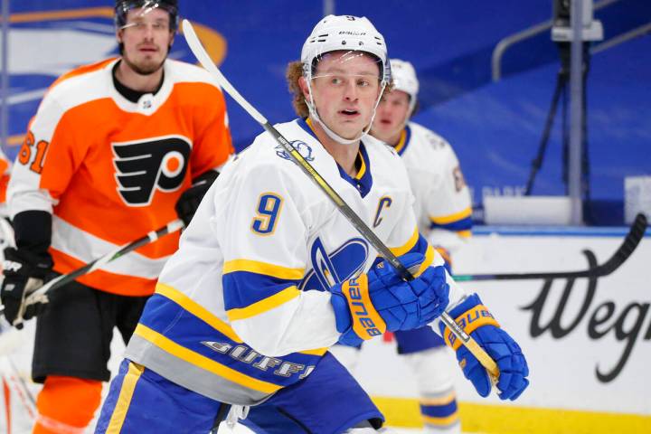 El delantero de los Buffalo Sabres Jack Eichel (9) aparece durante el segundo periodo de un par ...