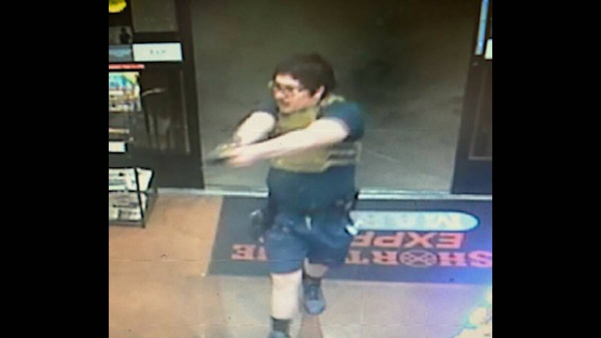 La policía de Las Vegas está buscando a un hombre armado que afirman mató al azar a un hombr ...