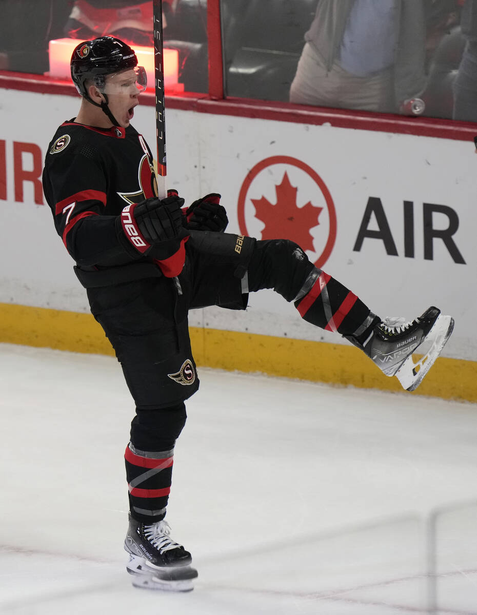 El ala izquierda de los Ottawa Senators, Brady Tkachuk, celebra su gol contra los Vegas Golden ...