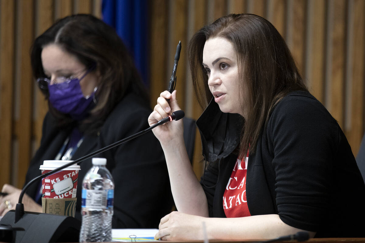 Katie Williams, miembro de la Junta Directiva del CCSD, participa en el debate sobre la redistr ...