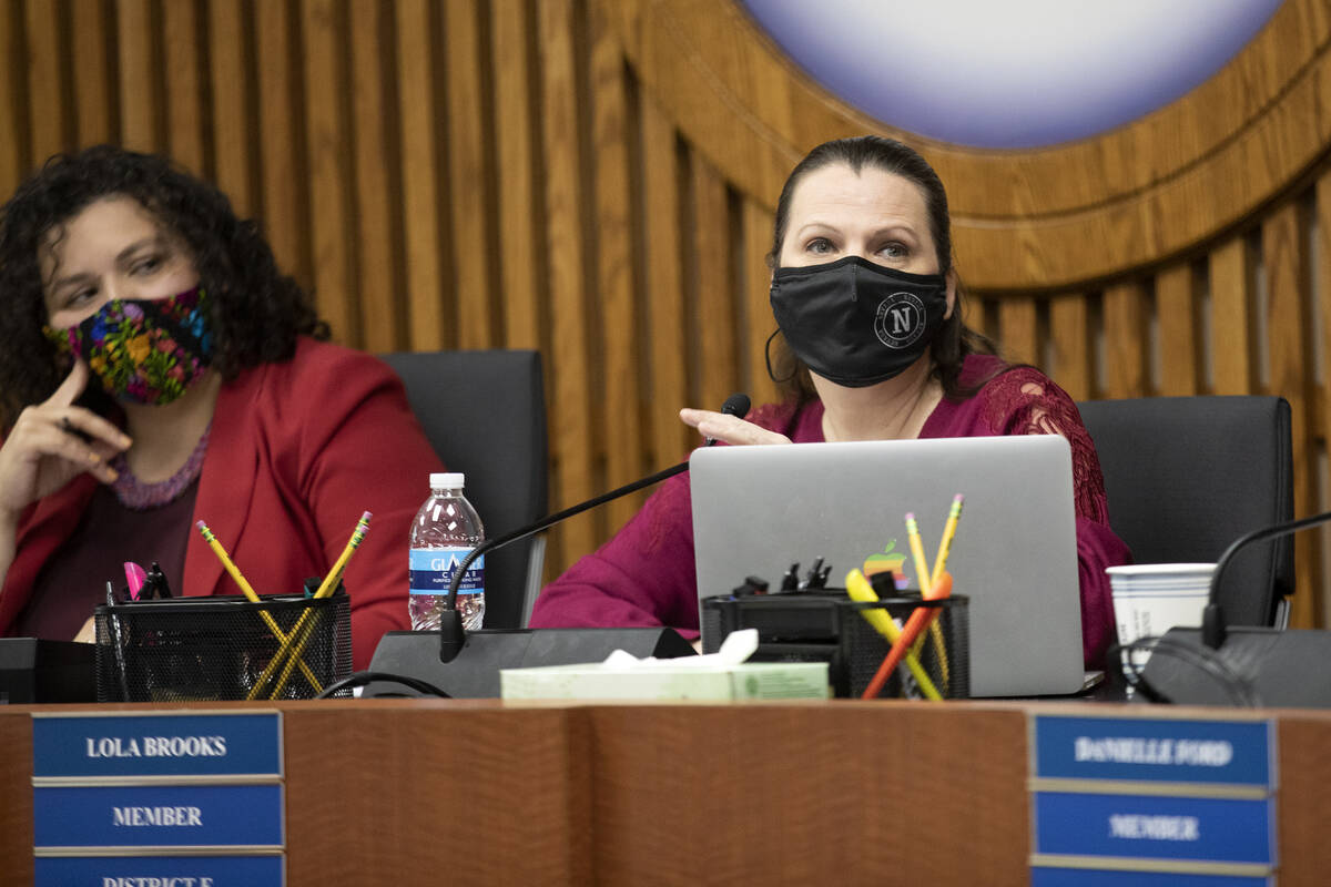 Lola Brooks, miembro de la Junta Directiva del CCSD, a la derecha, discute el proceso de nombra ...