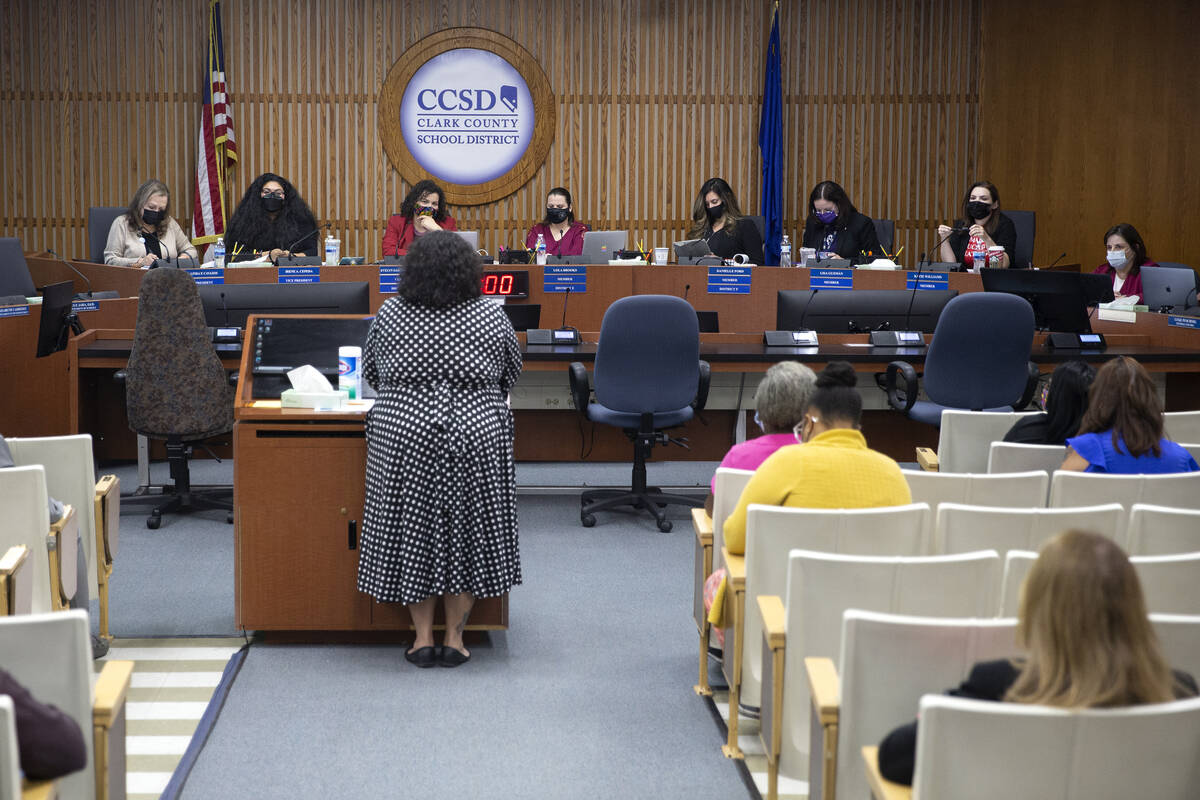 La Junta Directiva del CCSD escucha los comentarios del público de la maestra Karlana Kulseth ...