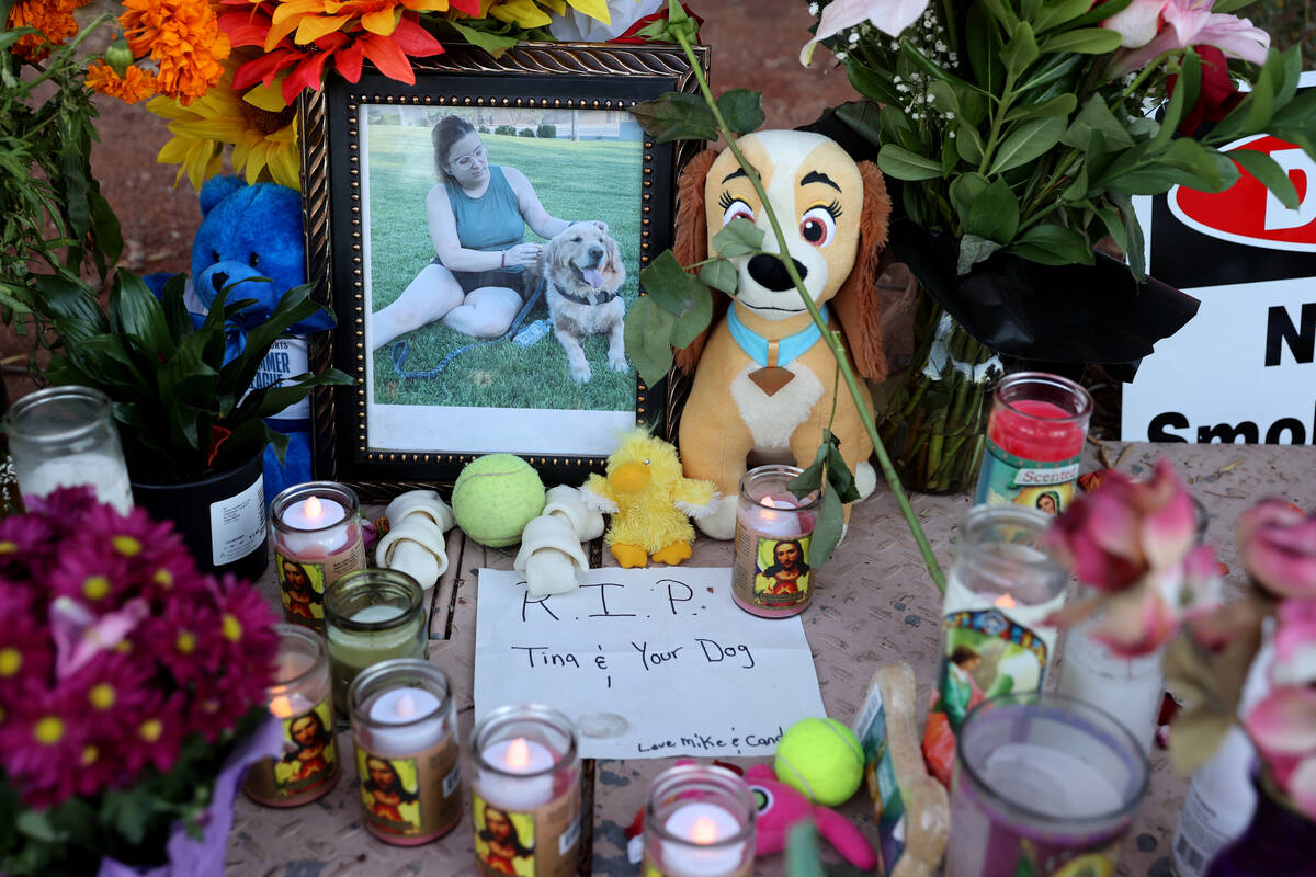Una foto de Tina Tintor y su perro Max en un monumento conmemorativo en Rainbow Boulevard y Spr ...
