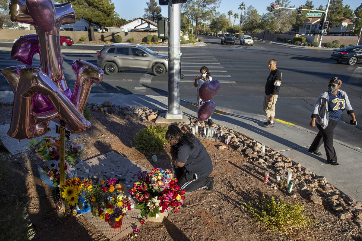 Johnesha Gilbert, en el centro, lleva globos rosas para dejar en un monumento a Tina Tintor al ...