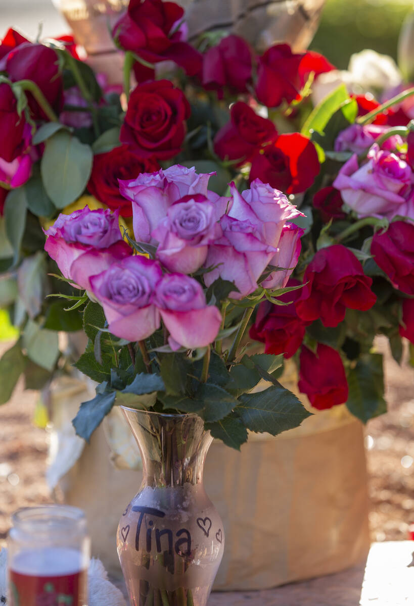 Flores para Tina Tintor en un monumento al lado de la carretera cerca del lugar del accidente d ...