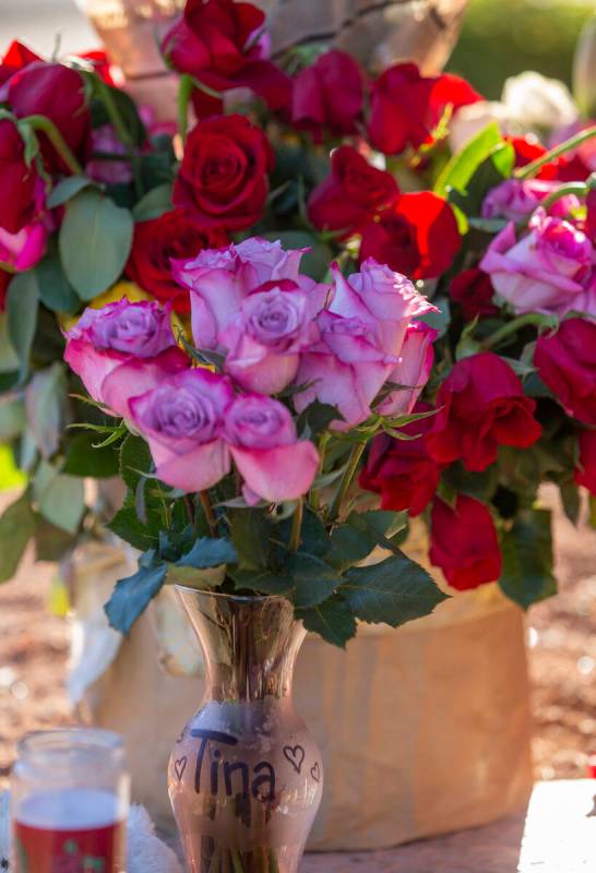 Flores para Tina Tintor en un monumento al lado de la carretera cerca del lugar del accidente d ...